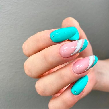 Turkusowy manicure (Beżowo-turkusowy)