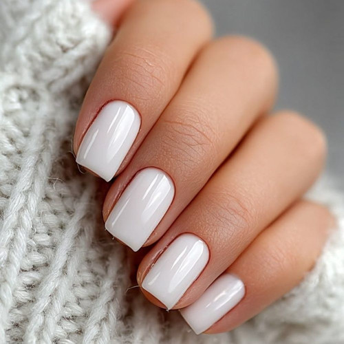 Witte glanzende manicure voor korte nagels