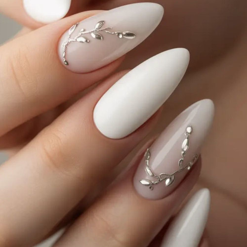 Witte manicure met zilverkleurige decoratie