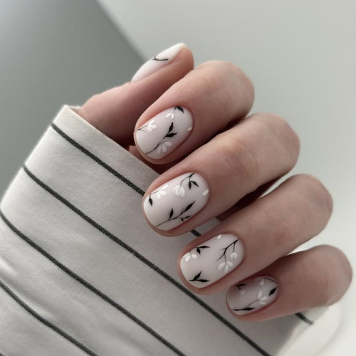 Witte manicure met bloemendesign