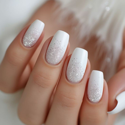 Witte manicure met glitter