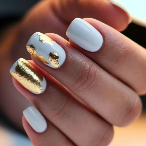 Witte manicure met gouden folie