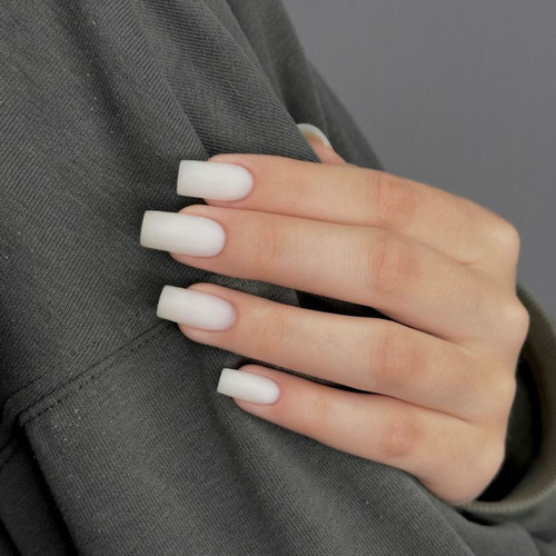 Witte matte manicure