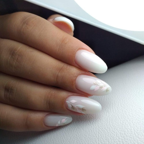 Witte manicure met delicate blaadjes