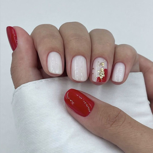 Witte manicure met rood accent
