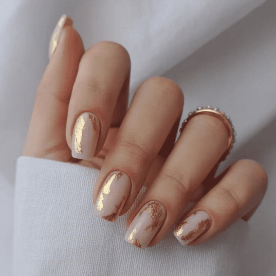 Beige Maniküre (mit Folie)